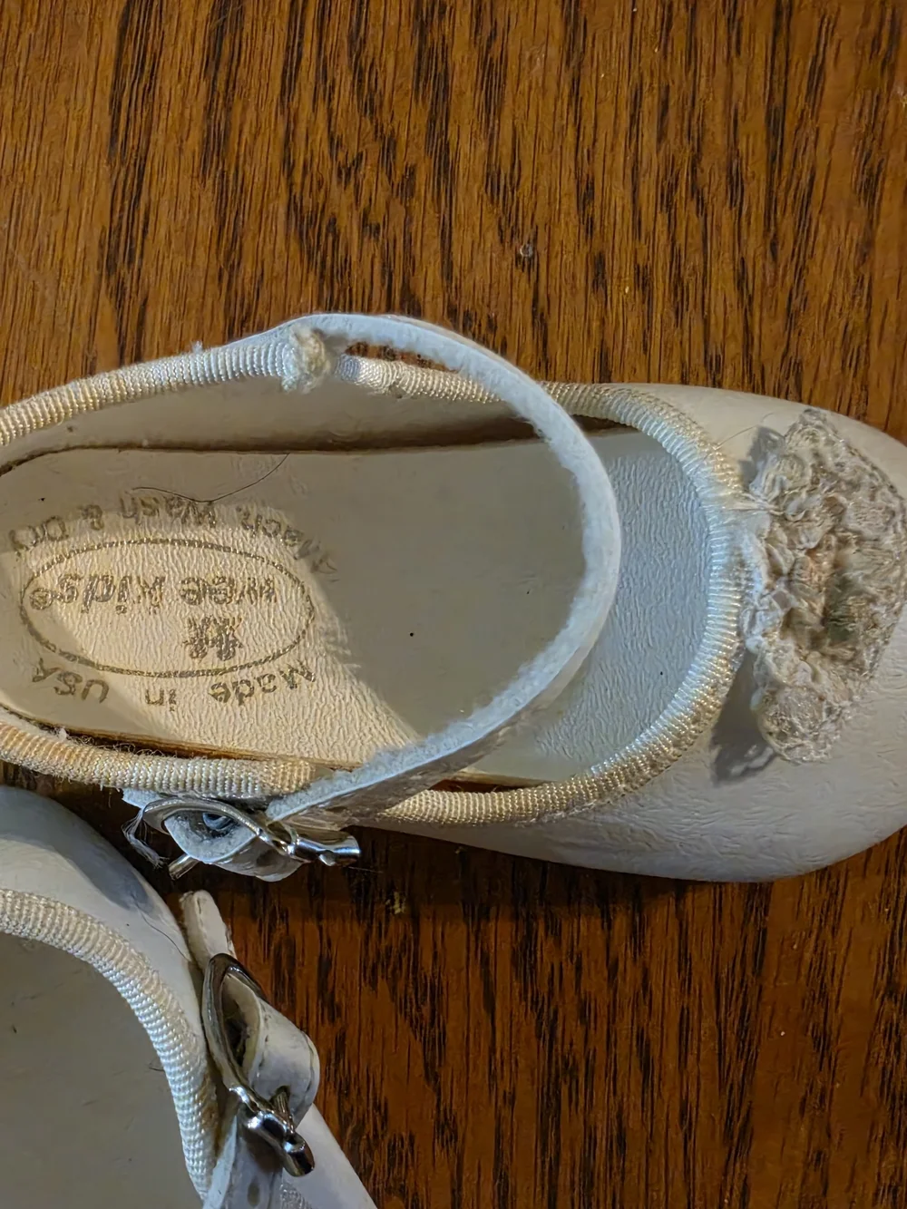 Cream Vintage 1990's Mary Jane Baby Neeborn Shoes with Floral Applique